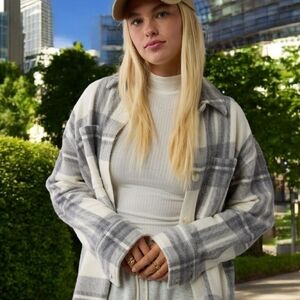 NWT - AMERICAN EAGLE GRAY PLAID FLEECE OVERSIZED SHACKET - SIZE XL